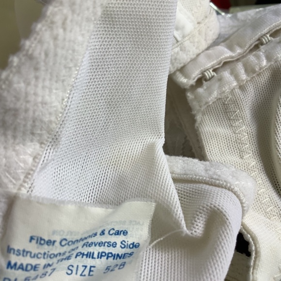 Lacy Flattering Bra size 52B front hook closure. NEW. - Picture 6 of 8